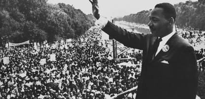 Donald Trump erneuert Becken am Lincoln Memorial mit Schwimmbadbelag