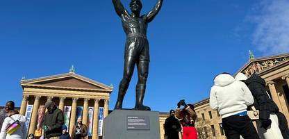 rocky-statue in philadelphia: rocky darf endlich rein
