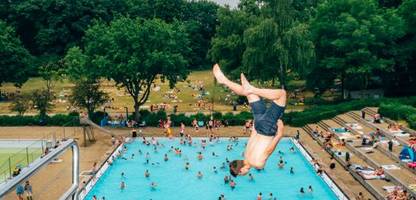 Schwimmbad: Wie sie mit Plakaten gegen sexualisierte Gewalt ankämpfen