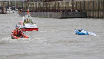 Segelboot kentert auf der Elbe vor Glückstadt – zwei Verletzte