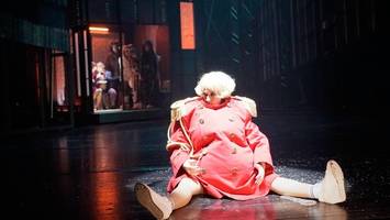 „Hundeherz“ im Schauspielhaus: Dystopische Horrorrevue ist auf den Hund gekommen