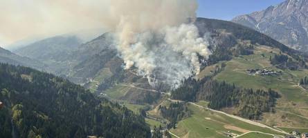 110 Hektar stehen in Flammen: Waldbrand in Österreich breitet sich aus