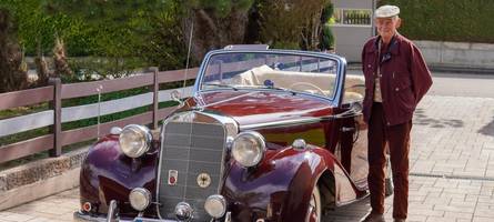 Diesen charmanten Chauffeur und seinen Oldtimer kann man für Ausfahrten buchen