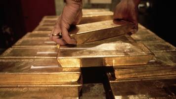 er engagierte handwerker, um sein haus zu renovieren: sie stahlen 635.000 euro in goldbarren, die auf dem dachboden versteckt waren