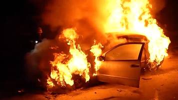 pkw geht nach zusammenstoß in flammen auf – fahrer stirbt