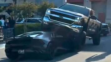 Riesen-SUV-Fahrerin übersieht Lamborghini und rollt drüber