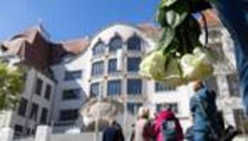 Schulmassaker vor 24 Jahren: Gedenken an die Opfer des Amoklaufs am Gutenberg-Gymnasium