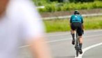 Zweimal reanimiert: Bei Radausflug mit Ehefrau – Rennradfahrer stirbt nach Sturz