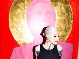 Izzy doing her Izzy-Magic: Von Madonnen und Bad-Boys