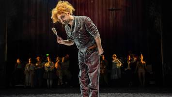„hard times“ am thalia theater: zirkus-zinnober mit zarter leichtigkeit