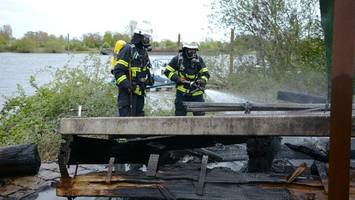 Feuerwehreinsatz am Oortkatenufer: Holz-Trailer steht in Flammen