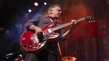 seele baumeln lassen an der alster: kiefer sutherland verliebt sich in hamburg