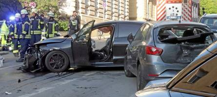 Fünf Personen teils schwer verletzt: Massiver Verkehrsunfall am Klinkerberg