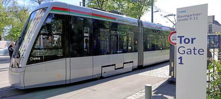 „macht optisch was her“: das sagen augsburgerinnen und augsburger zur neuen straßenbahn