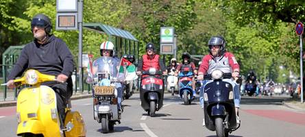 Von stilecht bis umweltschonend: Hunderte FCA-Fans fahren im Korso mit Vespas zum Stadion