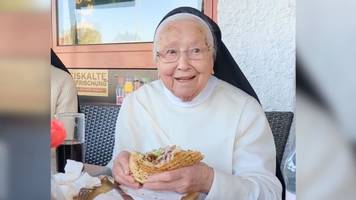 Nonne (92) verspeist ihren ersten Döner – und ist begeistert