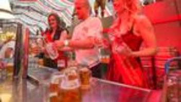 Auf dem Frühlingsfest: Einsatz am Zapfhahn: Demirovic löst Bier-Versprechen ein