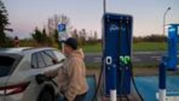 E-Autos: Verbändebündnis fordert effizientere Kontrollen von E-Ladesäulen