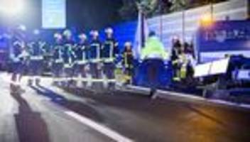 tödlicher unfall: auto kommt auf a2 ins schleudern – arbeiter wird getötet