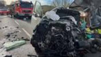 Unfälle: Transportfahrer stirbt nach schwerem Frontalzusammenstoß