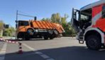 Verkehrsunfall: Müllfahrzeug kippt bei schwerem Unfall in Berlin um
