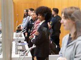 fünf angeklagte in stuttgart: Überfall auf israelische rüstungsfirma: anwälte sorgen für eklat im gericht