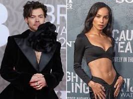 in einem kleinen kreis geteilt: insider nährt gerüchte um verlobung von harry styles und zoë kravitz