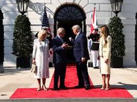 Staatsbesuch in schweren Zeiten: Trump begrüßt König Charles und Camilla