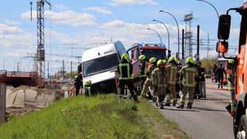 Einsatz an der Landsberger Allee: Feuerwehr rettet Miet-Transporter in Notlage