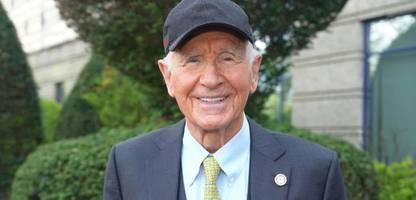 Frédéric Prinz von Anhalt isst offenbar Friedensschnitzel mit Kader Loth