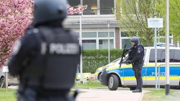 polizistin schießt flüchtigen (17) an: krimineller schleppt sich bis bremen