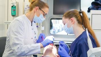 Zahnmobil stoppt in Norderstedt: Kostenlose Behandlung am Straßenrand