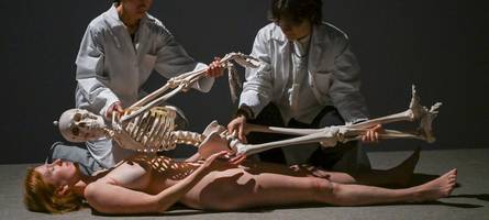 Marina Abramović, der Tod und die Erotik: Warum liegt ein Skelett auf einer nackten Frau?