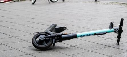 Schreckmoment in der Nacht: Jugendliche werfen E-Scooter auf Auto