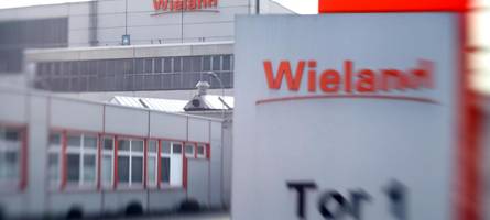 Sicherheitsmann gefesselt: Zwei maskierte Unbekannte überfallen Wieland