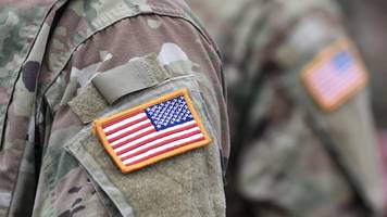 6 Jahre arbeitslos: Vietnam-Veteran verteilt Lebenslauf an Straßenecke in Kalifornien, Stunden später hat er einen Job