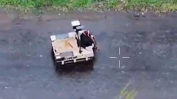 Oma, steig ein: Ukraine-Roboter fährt Frau in Sicherheit