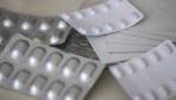 Abhängig machende Medikamente: Schmerzmittel ohne Rezept - Apotheker muss 8.000 Euro zahlen