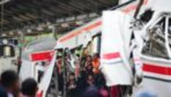 Dutzende Verletzte: Zahl der Toten bei Zugunglück in Indonesien steigt