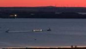 Gestrandeter Wal: Wal-Transport fährt auf Ostsee weiter Richtung Fehmarn