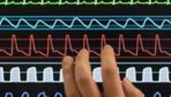 Notfall: Ein Mädchen und junge Männer bewusstlos in Wohnung gefunden