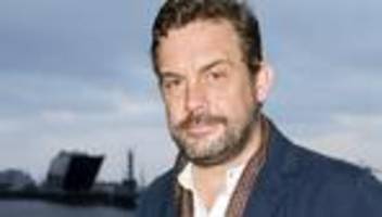 sebastian bezzel: »wenn eine kneipe ›zefix‹ heißt, geh ich nicht rein«