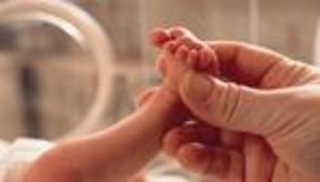 geburten in deutschland: geburtenzahl sinkt auf niedrigsten stand seit nachkriegszeit