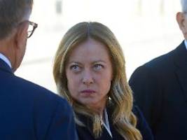 handel mit geheimen daten: italien wird von einer geheimdienstaffäre erschüttert - meloni schweigt