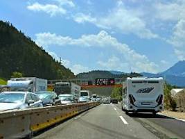 Protest gegen Verkehrsbelastung: Demonstration legt Brennerautobahn nach Italien komplett lahm