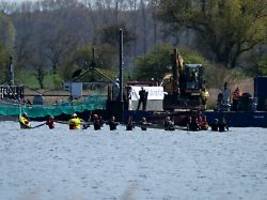 Transport Richtung Nordsee: Retter ziehen gestrandeten Buckelwal erfolgreich in Lastkahn