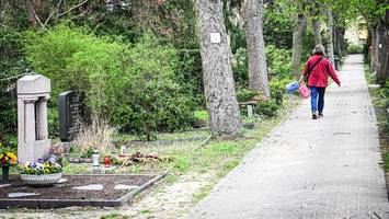 Berliner Friedhof hebt Preise für Grabpflege an – Angehörige sind empört