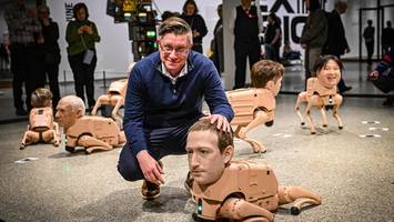 Beeple in der Neuen Nationalgalerie: Die Hunde aus der Zukunft