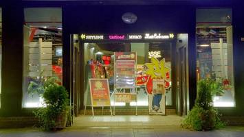 auffällig maskierter täter mit waffe und putzhandschuhen überfällt spielhalle