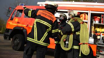 Feuerwehr rettet Mann aus brennender Wohnung – Lebensgefahr